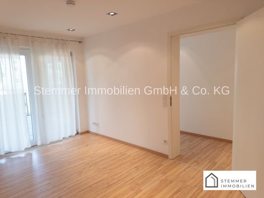 Schlafzimmer m. Ausgang zu Loggia