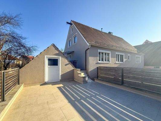 Großzügige Dachterrasse mit Stauraum
