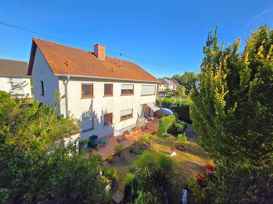 Rückansicht des Hauses mit Blick über Garten und Terrasse 