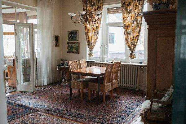 Esszimmer mit angrenzendem Wintergarten.jpg