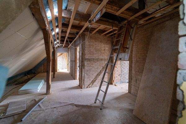 MFH- Dachgeschoss mit Spitzbodenzugang 