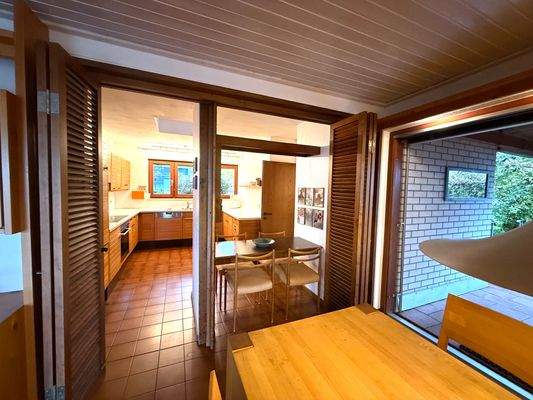 Küche vom Essbereich aus - Offen, modern und großzügig