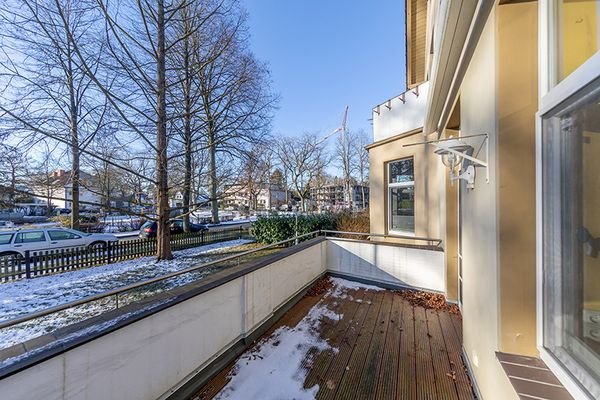 Erdgeschosswohnung: Balkon an der Küche gen Straße