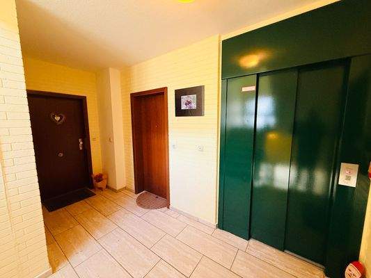 3 Treppenhaus mit Aufzug