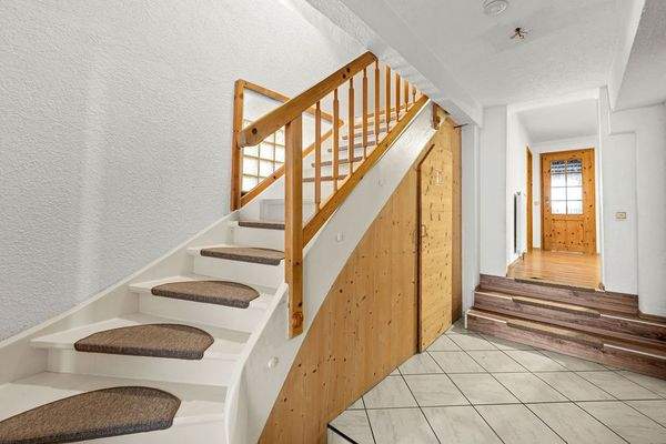 Flur mit Treppenaufgang