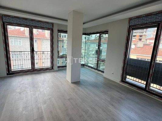 Duplex Apartment Close to Metrobüs Station in İstanbul Beşiktaş