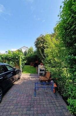 35.)  Zugang zum idyllisch angelegten Mietergarten