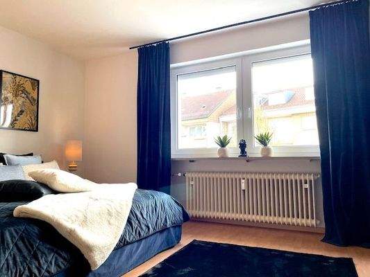 Schlafzimmer mit großen Fenstern.jpg