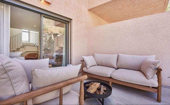 Großzügige Terrasse mit direktem Zugang zum Wohnbereich