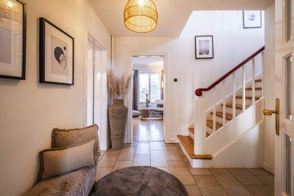 Eingang und Treppe zu den weiteren Geschossen