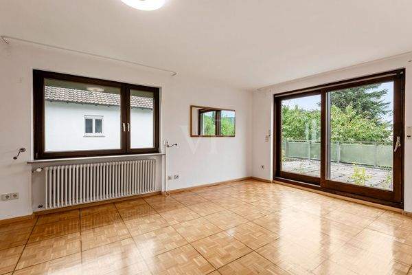 Schlafzimmer im Obergeschoss mit Zugang zur Terrasse