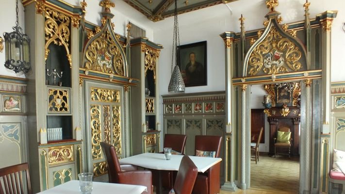 kunstvolle Ausstattung der Gasträume