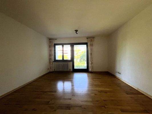 Wohnzimmer 1. Ebene mit Zugang zum Balkon / Loggia