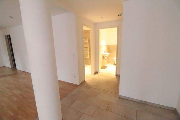 Küche zu Bad 2 und WC sowie Abstellkammer