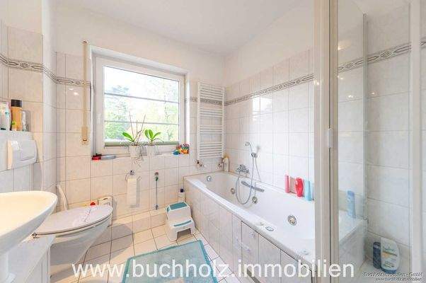 Badezimmer mit Badewanne/ Whirlpool