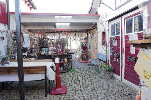 Sitzecke im Hof überdacht