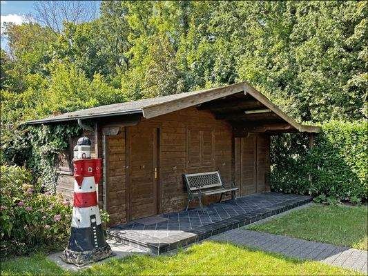 Die große Gartenhütte verfügt über Strom- und Wasseranschluss