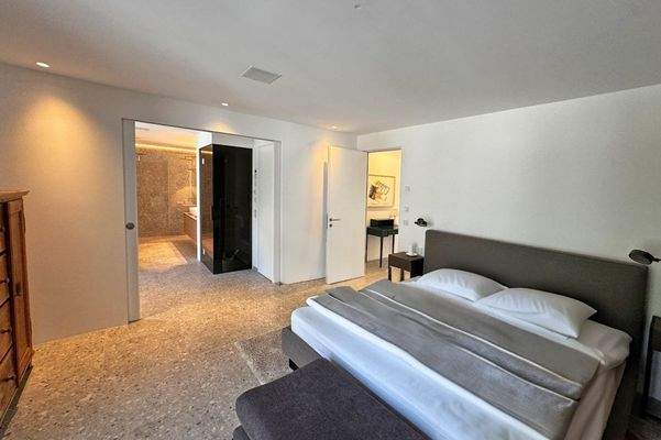 Der großzügige Masterbereich ...