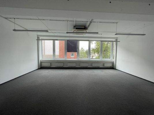 Umlaufende Fenster mit Sonnenschutz