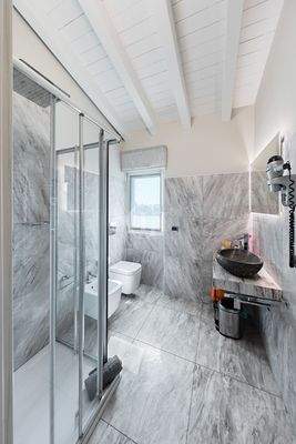 Badezimmer Zimmer 2 im zweiten Stock