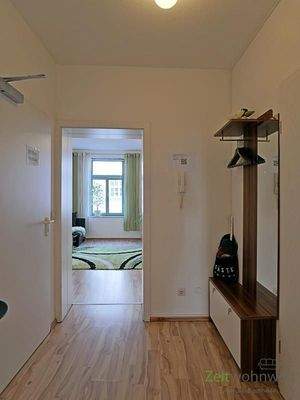 Wohnungsflur mit Garderobe