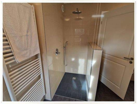 Mit ebenerdiger Dusche