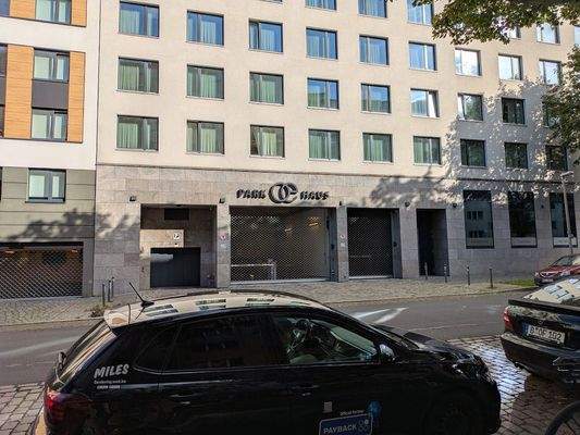 Tiefgarage direkt gegenüber.jpg