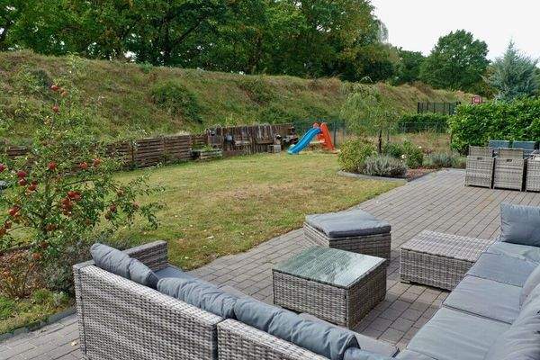 Terrasse mit Blick in den Garten