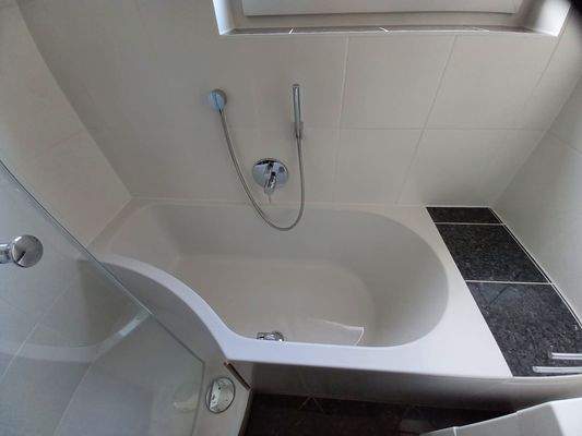 Bad mit Wanne und Dusche.jpg
