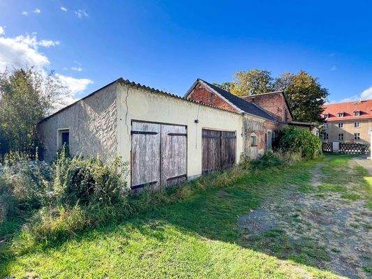 Rückseite mit Garagen