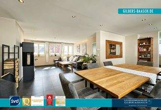 großes, helles Wohn- und Esszimmer