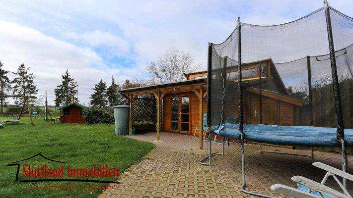 Grundstück mit Gartenhaus und Trampolin