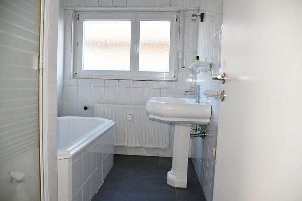 EG - Tageslichtbad mit Wanne und Dusche