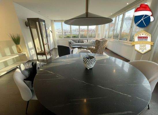 Exklusive Möblierung, viele Fenster, beeindruckender Glaskamin