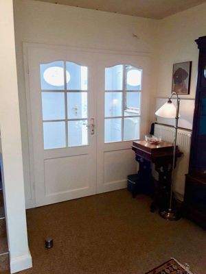 Blick zur der Flügeltür