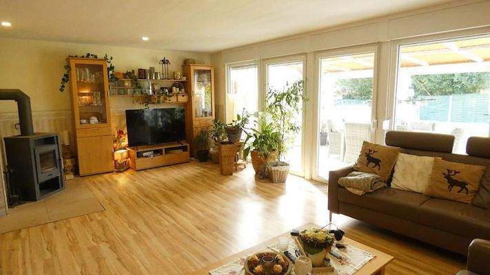 EG: Wohnzimmer mit Kaminofen