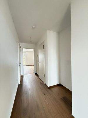 Flur mit Garderobennische - Blick aus Wohnzimmer -