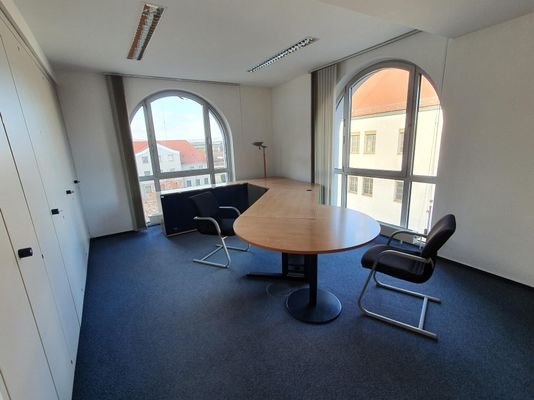 3. OG Büro mit Vorzimmer und Möbel