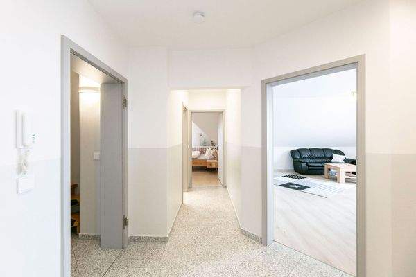 Flur mit Blick ins Schlafzimmer und in den Wohn-/Essbereich || 1.DG