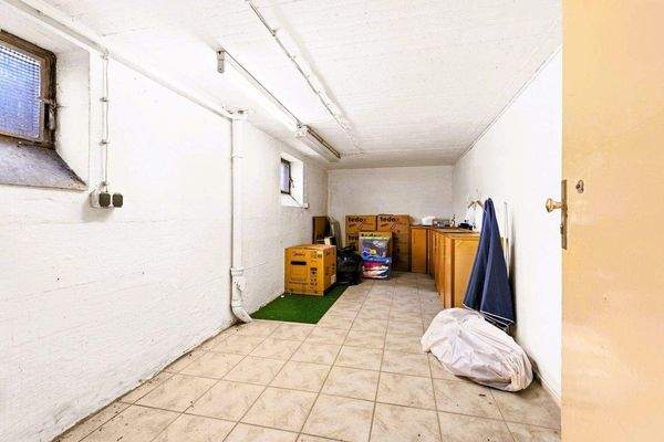 Großer Kellerraum mit Fenster