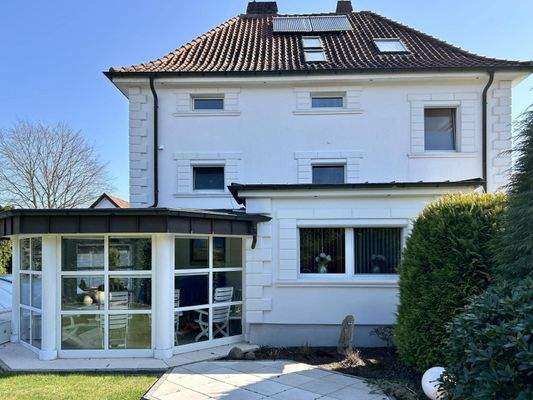 Seitenansicht des Hauses mit Wintergarten