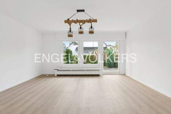 Wohnzimmer mit Ausgang zur Terrasse