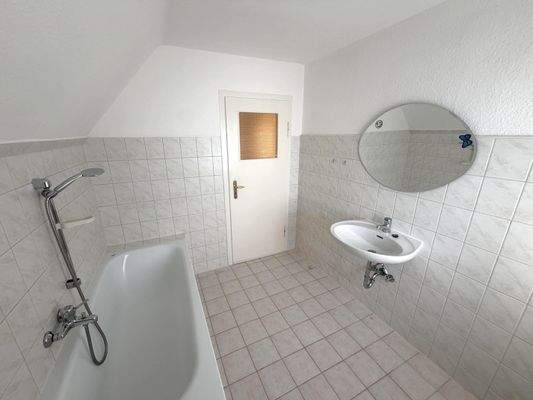 OG: Tageslichtbad mit Blick zur Tür