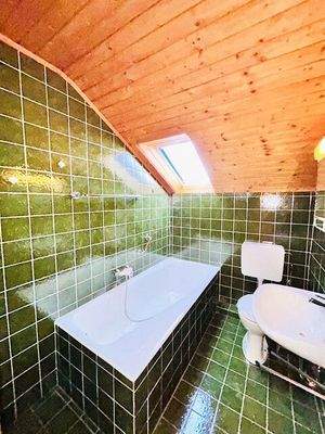 Tageslichtbad mit Wanne