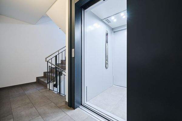 Treppenhaus mit Aufzug