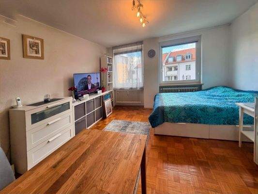 Helles Zimmer mit Parkett