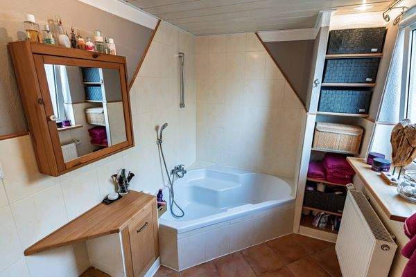 Bad (DG) mit Eckbadewanne