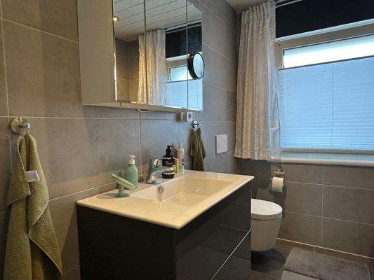 modernes Tageslichtbad mit...