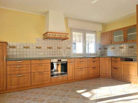 Großzügige, offene Küche EG