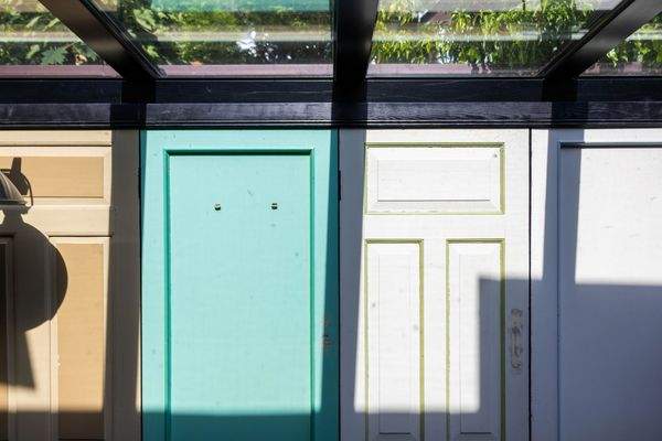 Bunte Türen im Sonnenlicht